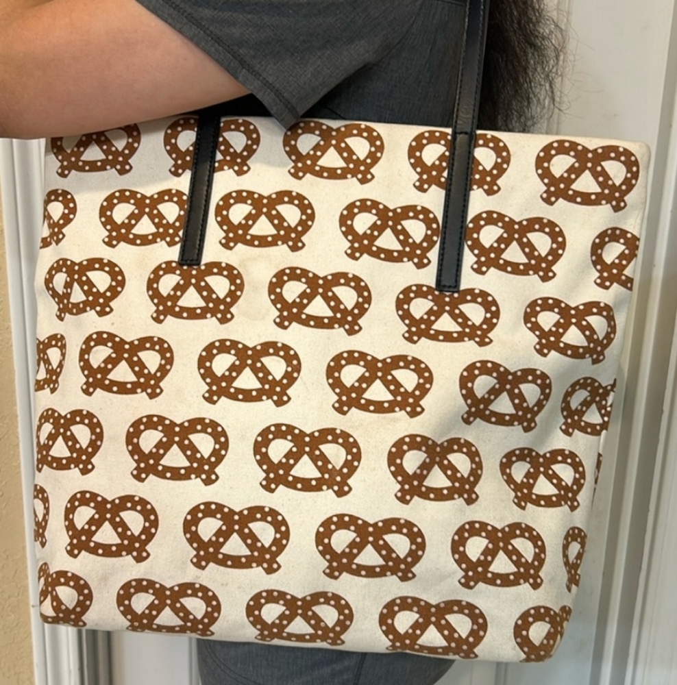 Kate Spade "Far from the Tree" Bon Shopper Tote, NYC Pretzel EUC - Picture 2 of 10
